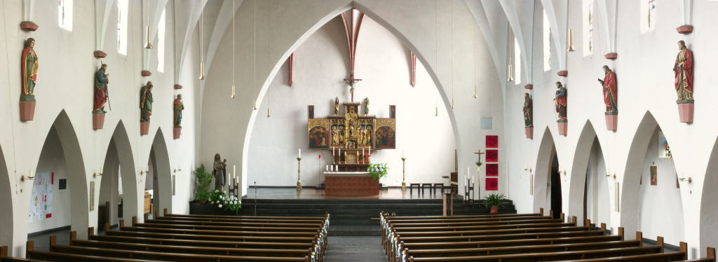 Blick durch das Langhaus von 1931/32 mit Apostelfiguren