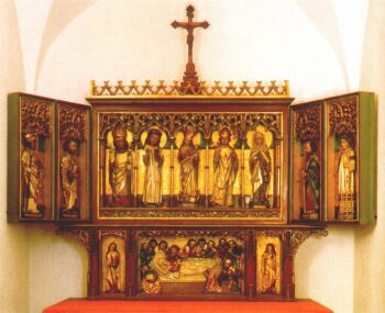 Der neugotische Maria-Schlaf-Altar mit größtenteils spätgotischer Skulptur
