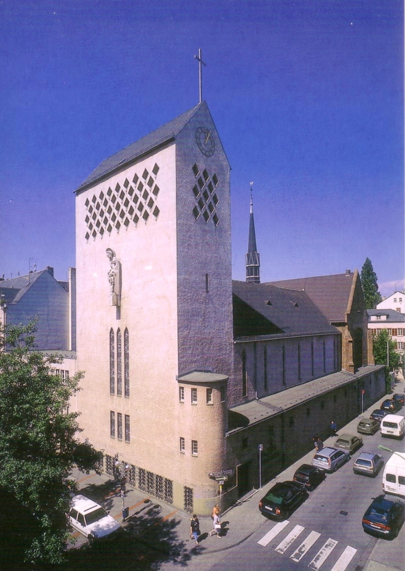 Blick auf den Turm der Neuen Josefskirche von der oberen Berger Straße aus