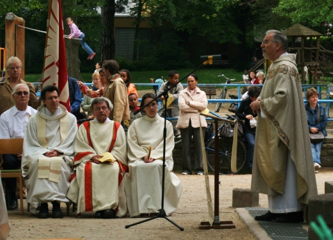 Pfarrer Metzler bei seiner Predigt
