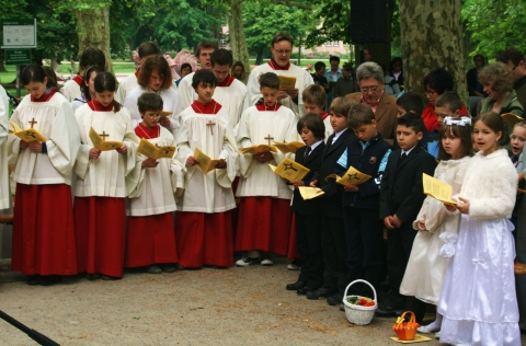 Ministranten und Erstkommunionkinder