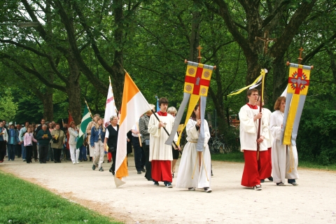 Das Kreuz ging der Prozession voran