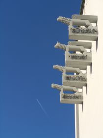 Figuren am Kirchturm von Heilig Kreuz