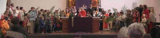 Am Palmsonntag versammelten sich die Kinder am Altar