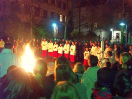 Das Osterfeuer auf dem Platz hinter der Josefskirche