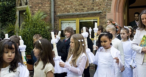 Die Kinder kommen aus der Kirche