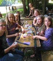 Kinder beim Basteln