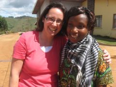 Gemeindereferentin Lukacic und Jahresgast Nadine in Kumbo