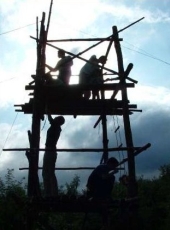 Die Pfadfinder bauen einen Holzturm