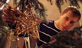 Oliver hngt einen Stern in den Baum