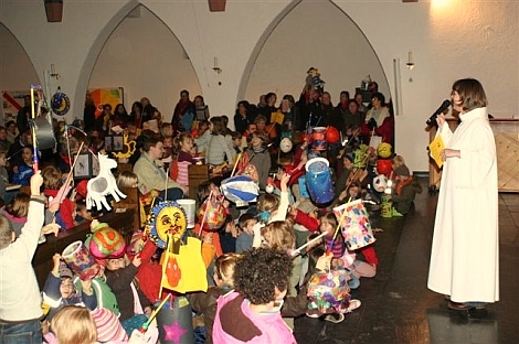 Mit Laternen wurde die Josefskirche gestrmt