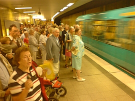 Warten auf die U-Bahn-Wallfahrt