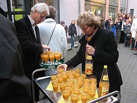 Zur Feier gab es fairen Orangensaft