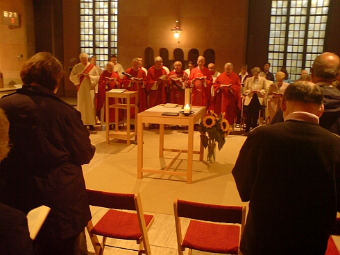 Viele Priester zelebrierten die Feier