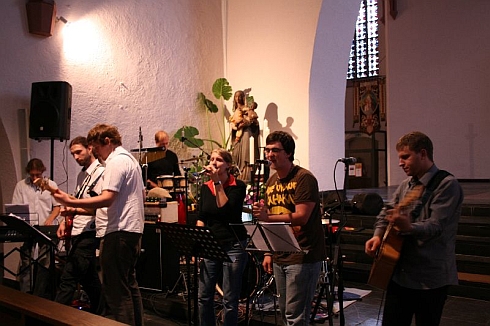 Der Gottesdienst wurde von einer Band begleitet