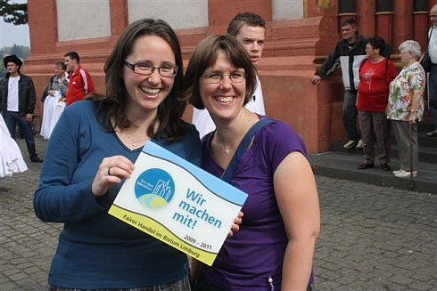 Nicole Giebels und Daniela Lukacic mit dem fairen Schild