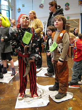 Kinderfasching Autos wickeln