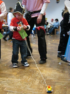 Kinderfasching Zeitungstanzen