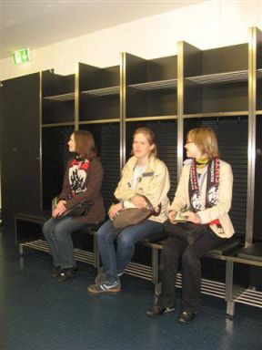 Junge Erwachsene besuchen die Commerzbank-Arena