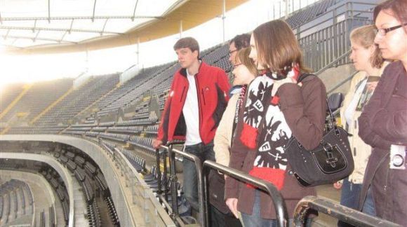 Junge Erwachsene besuchen die Commerzbank-Arena