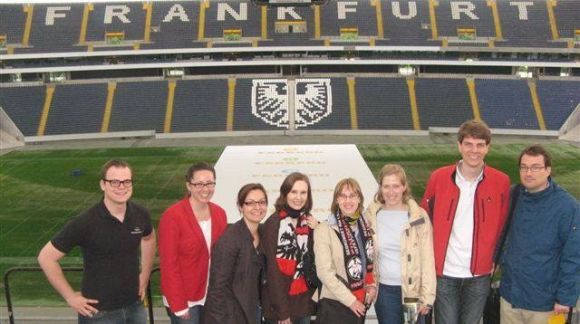 Junge Erwachsene besuchen die Commerzbank-Arena